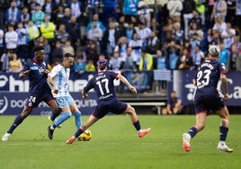 Manu Molina conduce el balón durante el partido del Málaga ante el Deportivo.