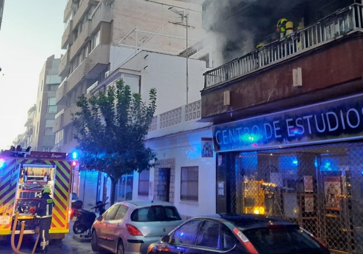 Imagen de los Bomberos del Consorcio Provincial actuando en el piso de Torre del Mar.