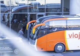 Imagen de la llegada de migrantes al aeropuerto de Málaga, antes de ser trasladados a Estepona.