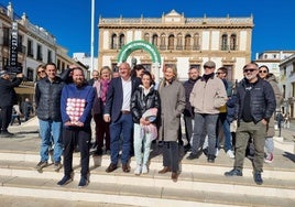 Un grupo de hosteleros y miembros del PSOE rondeño, en la oposición.