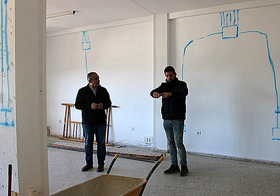 El alcalde de Álora, Francisco Martínez y el concejal de Urbanismo, Francisco Javier González revisan las obras de las antiguas oficinas del Patronato.
