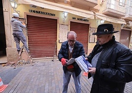 Curtido y Pavón observan un trozo de uno de los azulejos.