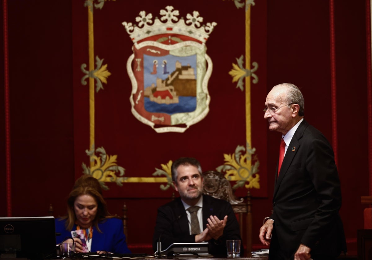 Se hacía raro viendo a Carlos Conde presidir la sesión, sentado en el lugar que ocupa siempre el alcalde presidente De la Torre.