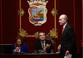 Se hacía raro viendo a Carlos Conde presidir la sesión, sentado en el lugar que ocupa siempre el alcalde presidente De la Torre.