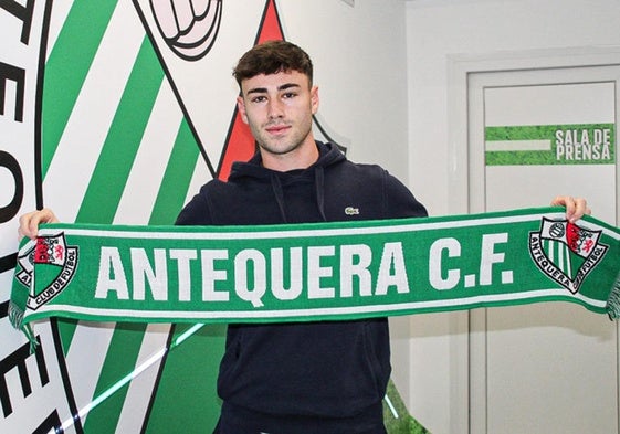 El joven de 21 años posa con la bufanda de su nuevo equipo