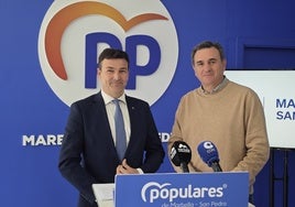 El diputado nacional por el PP de Málaga Cristóbal Garre y el portavoz popular en el Ayuntamiento de Marbella, Félix Romero.