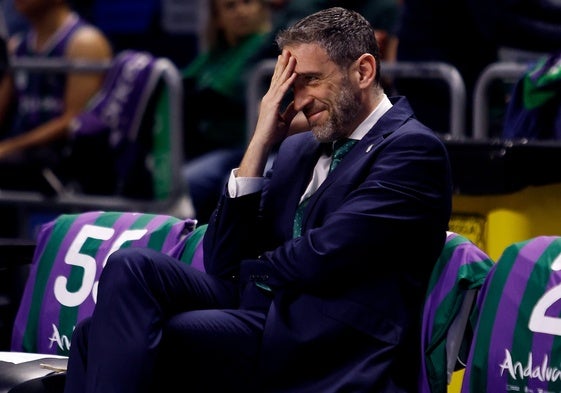 Ibon Navarro, sonriente, en el banquillo antes de un partido.