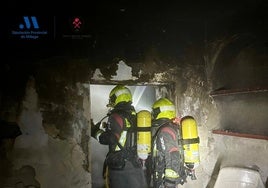 Dos efectivos del Consorcio Provincial de Bomberos actúan en el incendio en Algarrobo.