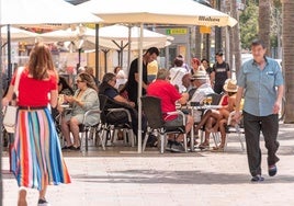 Clientes, en una terraza de Rincón de la Victoria.