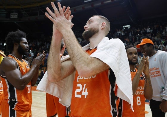 Los jugadores del Valencia celebran un triunfo.