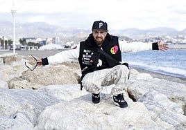 El cantante Little Pepe, pionero del reggae en Málaga, posa en Huelin tras su entrevista con SUR con motivo de sus 20 años de carrera.