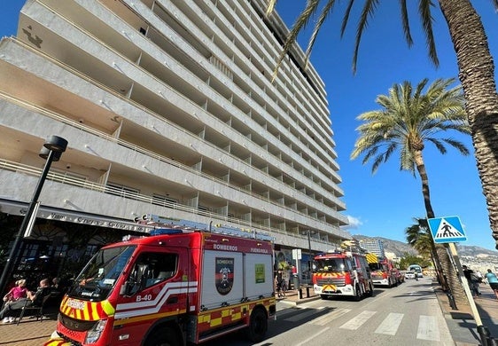 Bomberos ante el edificio Stella Maris de Fuengirola