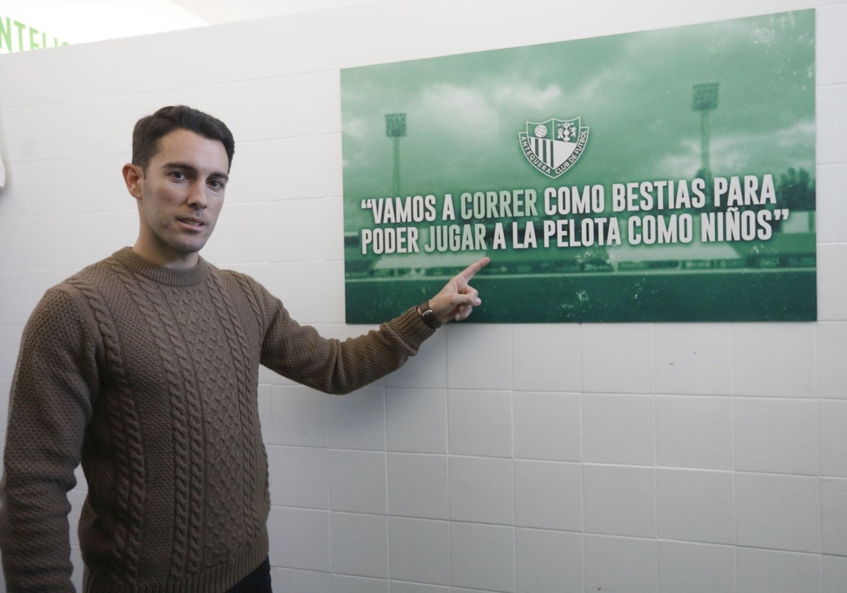 Javi Medina muestra una de sus máximas futbolísticas en el acceso a los vestuarios en El Maulí, en Antequera.