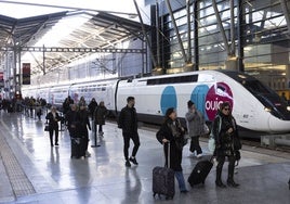 Viajeros pasan junto al primer tren de Ouigo, ayer en la estación María Zambrano de Málaga.