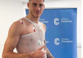 Roberto Fernández posando en el reconocimiento con el RCDE Espanyol de Barcelona.