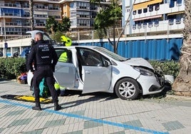 Aparatoso accidente en el paseo marítimo: colisiona el coche contra una palmera en Málaga