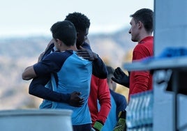 Sangalli se despide de Moussa, este jueves en el entrenamiento.