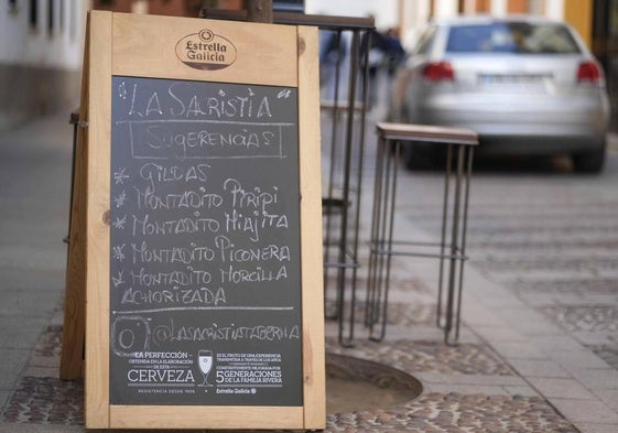 Tablón de la taberna La Sacristía en la calle Moriscos de Córdoba que, según la organización de consumidores Facua, es el establecimiento cordobés donde se investiga que pudo producirse la intoxicación alimentaria