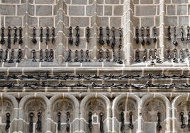 Detalle de las cadenas de los esclavos en la fachada del monasterio toledano