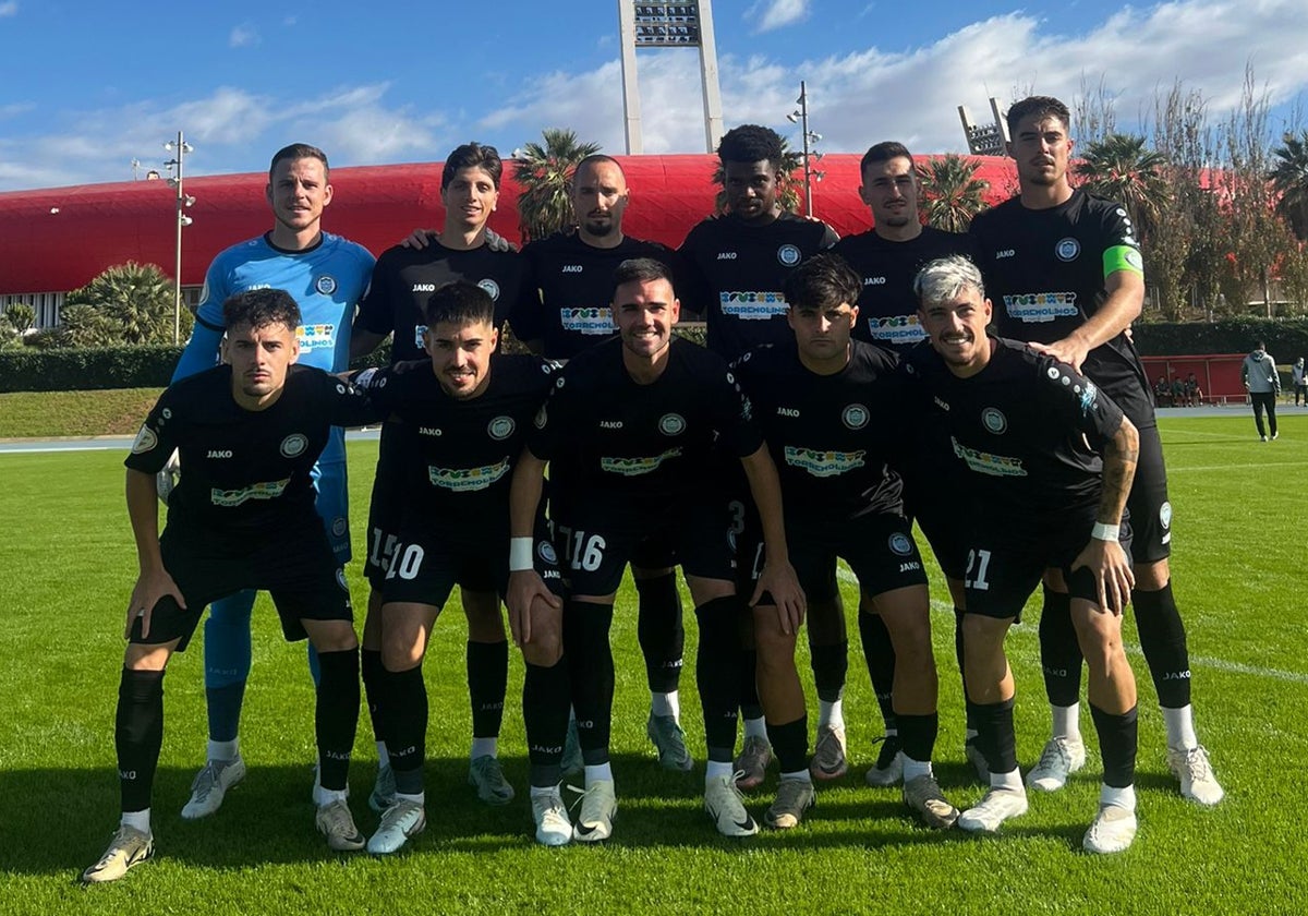 Los jugadores del Torremolinos posan antes de un partido.