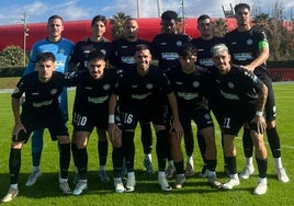 Los jugadores del Torremolinos posan antes de un partido.