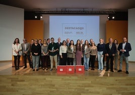 Responsables de la organización de SUR y BBVA, profesionales de la UMA, premiados y familiares en el acto de la entrega de los Premios Destacad@s.