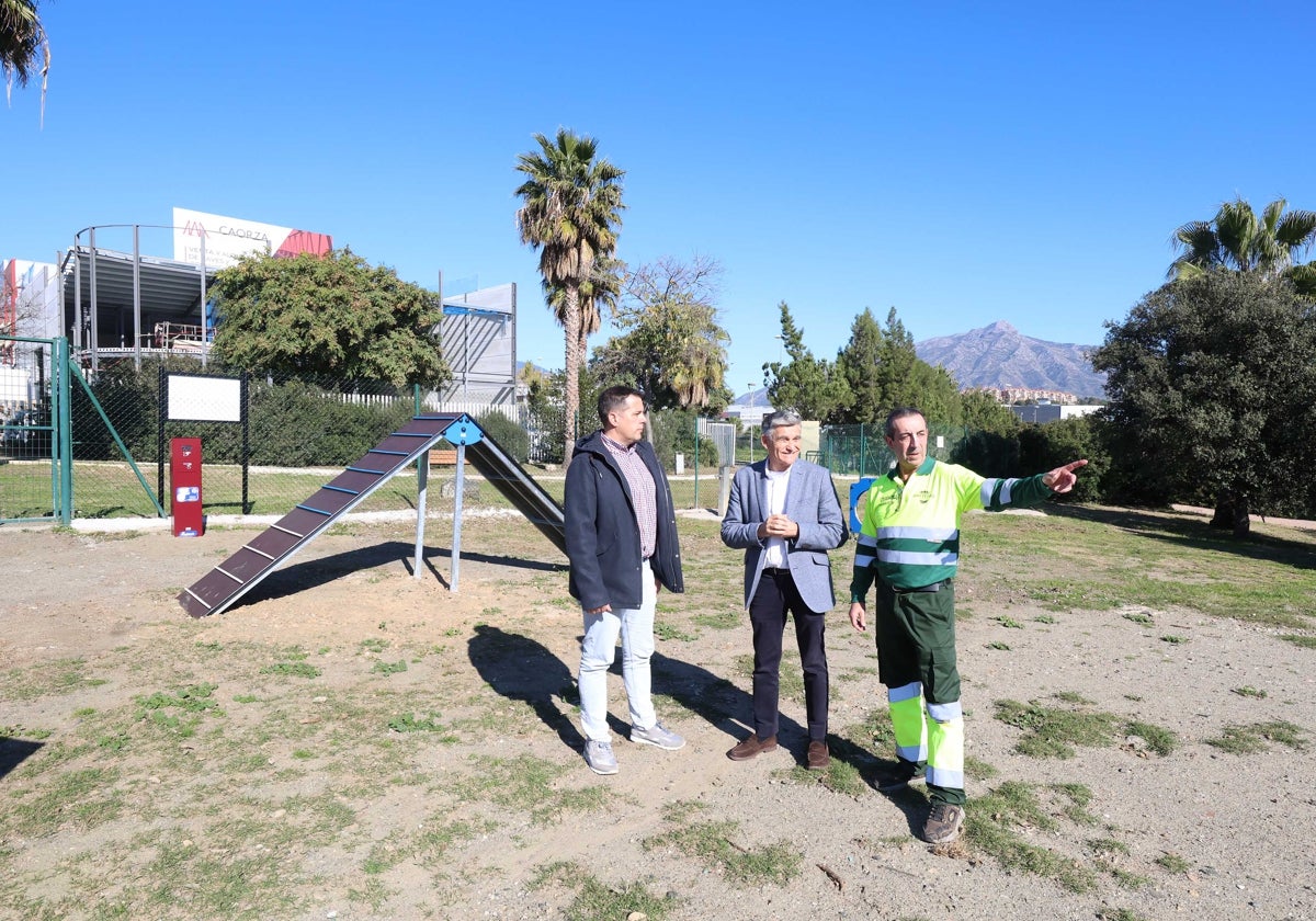 El teniente alcalde de San Pedro Alcántara, Javier García, ha visitado las instalaciones una vez remodeladas antes de su reapertura.