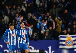 Roberto celebra su primer gol en Primera, este viernes con el Espanyol.