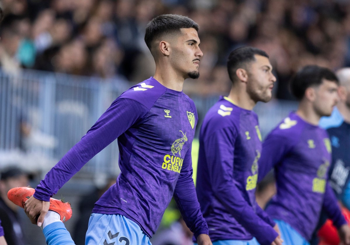 Chupete calienta en la banda para saltar al césped de La Rosaleda.