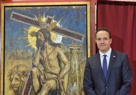 Raúl Berzosa junto al cartel de la Semana Santa de Cádiz de 2025.