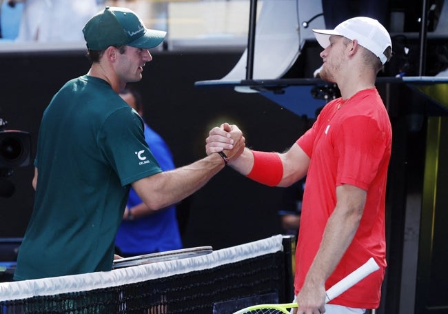 El saludo final entre Tommy Paul y Alejandro Davidovich tras la derrota de este.