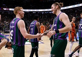 Alberto Díaz es felicitado por Osetkowski tras anotar el triple que cerró la victoria ante el Valencia.