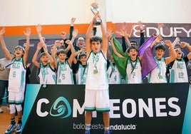 Los jugadores de la selección malagueña celebran la victoria.