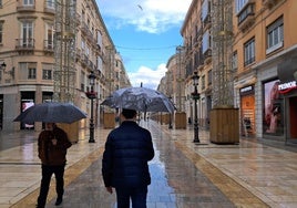 Paraguas abiertos en la calle Larios de Málaga.