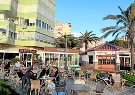 Terrazas de establecimientos de hostelería en el paseo marítimo de Ferrara en Torrox-Costa.