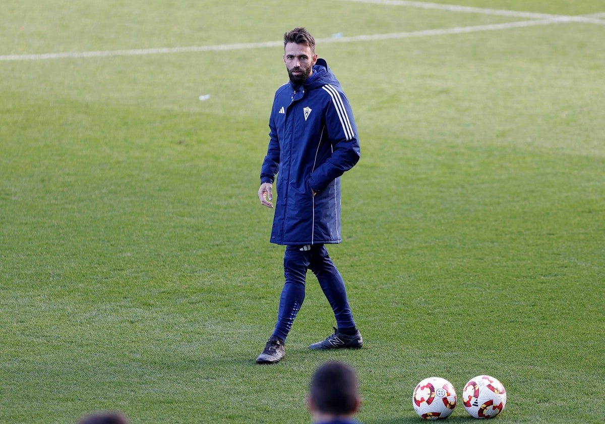 Fran Beltrán dirige el entrenamiento del Marbella en La Rosaleda, antes del duelo copero frente al Atlético de Madrid.