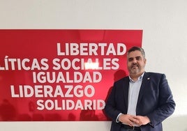 Josele González, secretario general del PSOE de Mijas, posa en la sede del partido en la localidad.