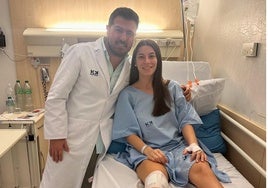 Eva, junto a su cirujano, el Doctor Gómez Cáceres.