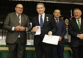 El alcalde veleño, Jesús Lupiáñez, el consejero de la Presidencia, Antonio Sanz, y el presidente de la Mancomunidad de la Axarquía, Jorge Martín, este lunes en el mercado de San Francisco.