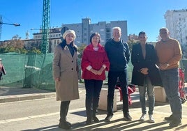 Concejales del PSOE delante del solar de Mercacentro.