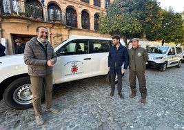 González, entre otros, presentó los vehículos.