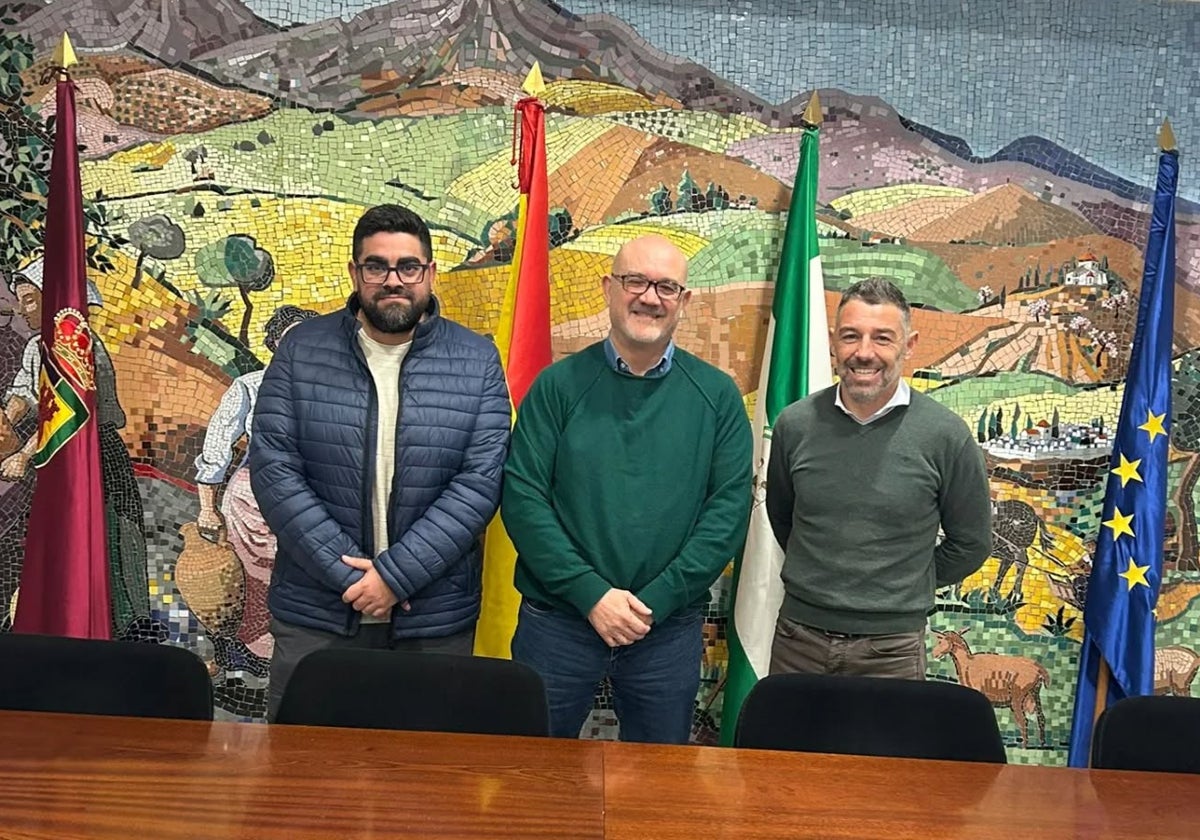 El diputado de Deportes de la Diputación Provincial de Málaga, Juan Rosas, junto a representantes del Ayuntamiento de Casabermeja, durante la reunión.