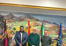 El diputado de Deportes de la Diputación Provincial de Málaga, Juan Rosas, junto a representantes del Ayuntamiento de Casabermeja, durante la reunión.