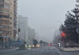 Niebla sobre la carretera de Cádiz, a la altura de la barriada de La Paz, en la capital.