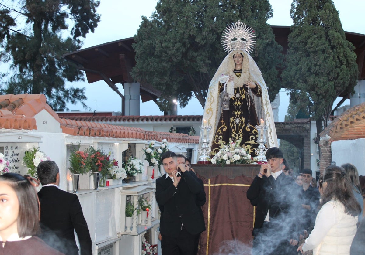 Procesión de la titular del colectivo religioso durante el Rosario de Ánimas del pasado 1 de noviembre.