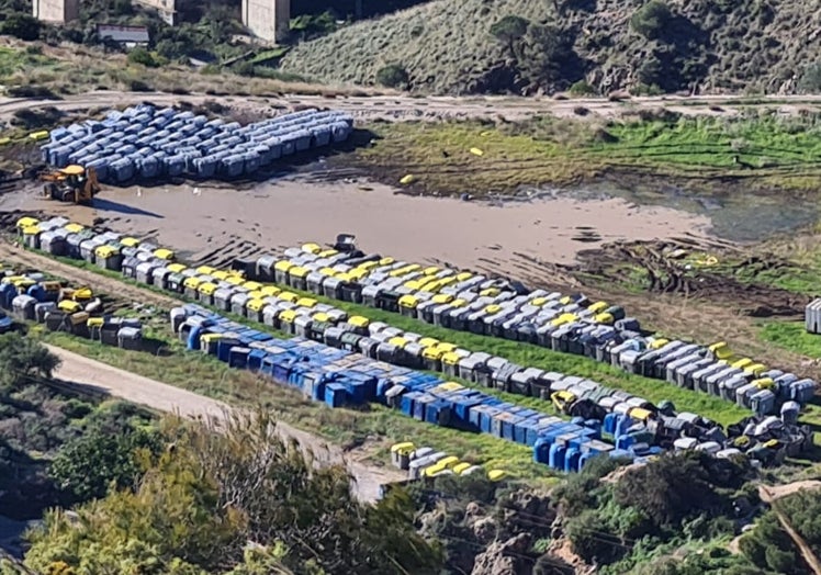 El material se encuentra al aire libre y cada día es supervisado por los técnicos.