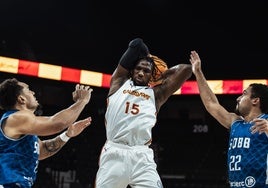 Izundu atrapa un rebote en el partido ante el Saint Quentin.