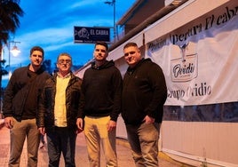 Ovidio Rosado, junto a sus hijos, ante lo que será el nuevo restaurante El Cabra.