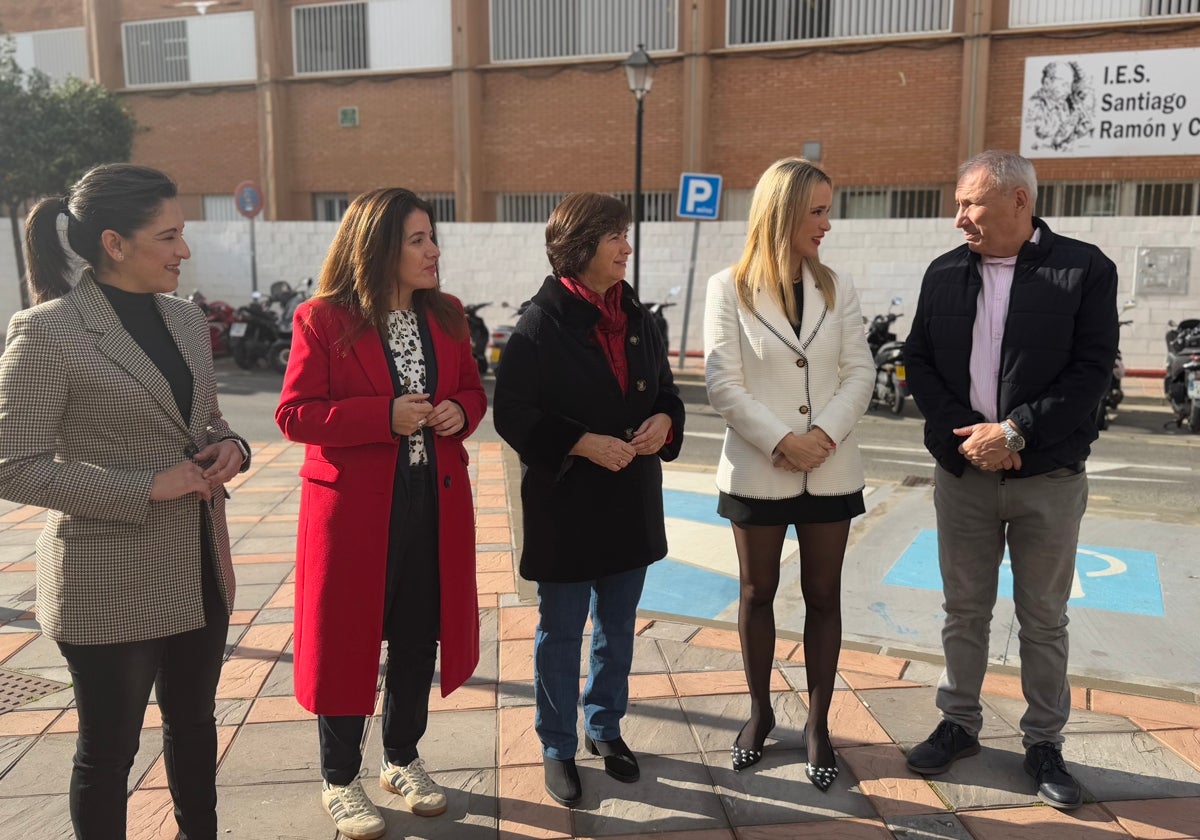 Los concejales del PSOE junto a la diputada.