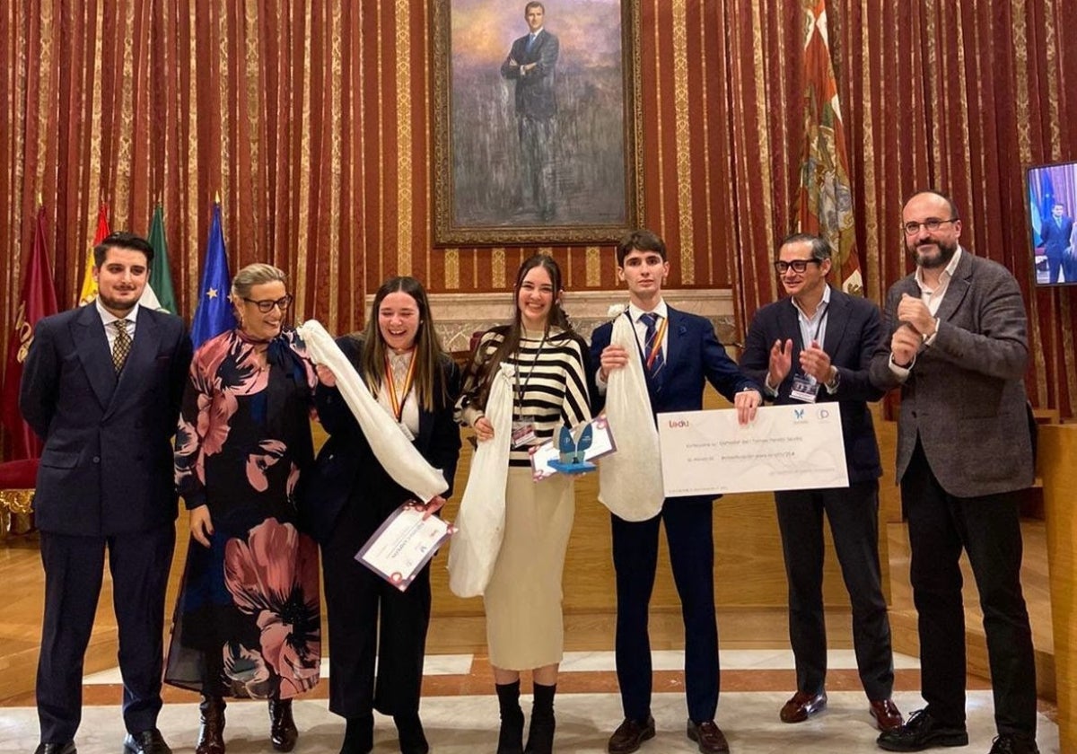 De izquierda a derecha, el director del torneo, José Manuel Arguijo; Chief people & Organization Officer de Persán, Yolanda Mediano; los participantes Aduma galardonados, Marta Heredia, Paula Lacave y José Antonio Simón; Chief Digital Officer Persán, Jesús Cabet y el director de Comunicación de Ledu, Ángel Domingo.